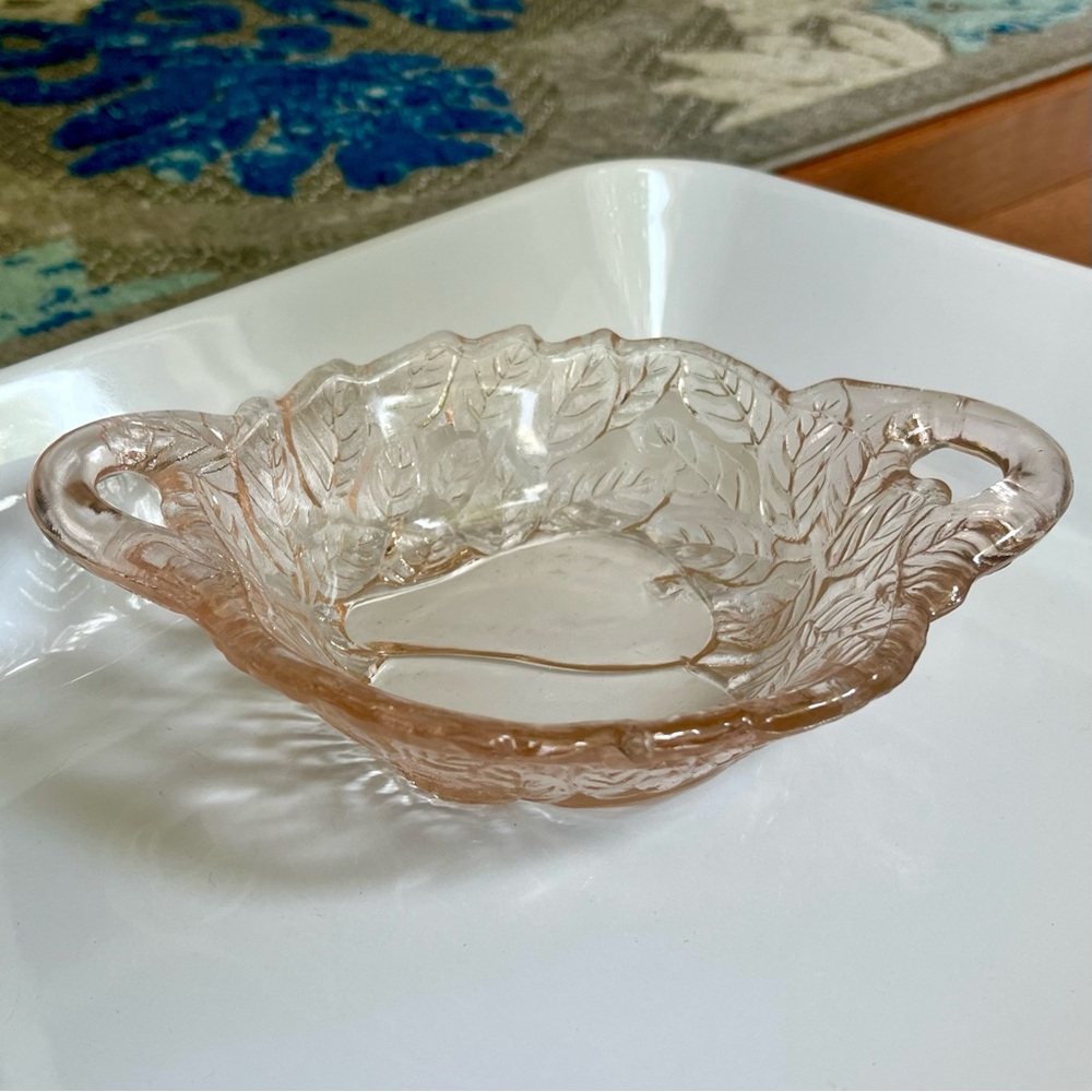 Indiana Glass Co. Avocado Sweet Pear Pink 5 1/4” Two Handled Bowl Pattern 1923